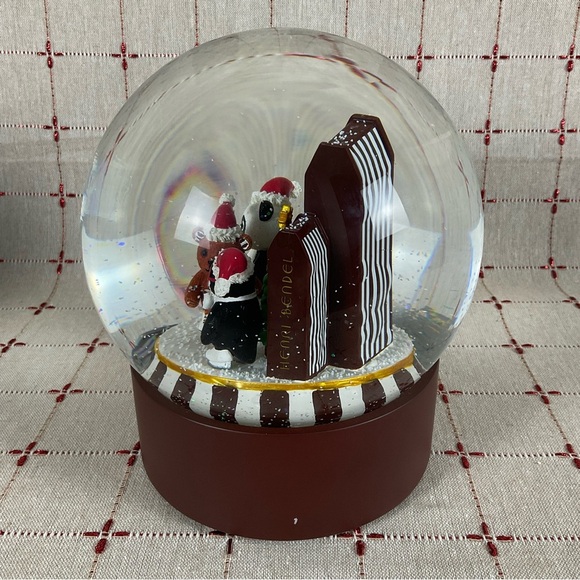 Henri Bendel “Bendel Guests” Final Edition Musical Snow Globe HTF Rare Snowglobe - Picture 6 of 11